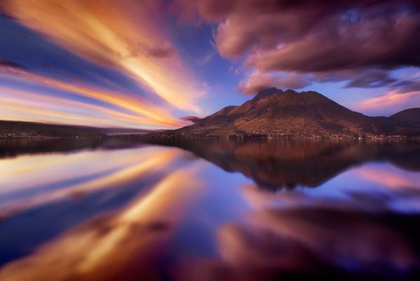 Volcan-Imbabura-mirror-by-Iv%C3%A1n-Maigua.jpg
