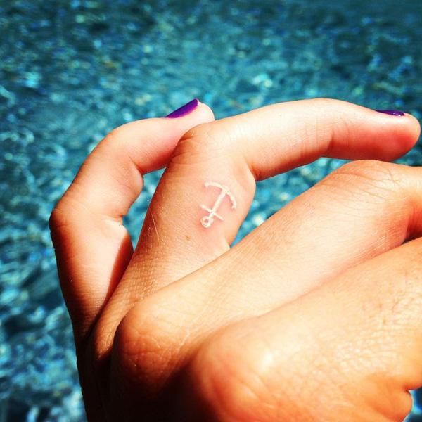 25 Finger Tattoos That Deserve Two Thumbs Up