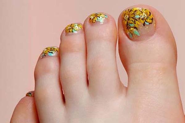 golden-Flower-Toe-Nails