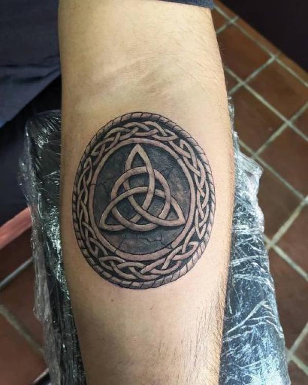 Trinity in circluar Dana knot