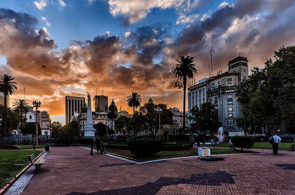 La plaza al atardecer - The square at dusk