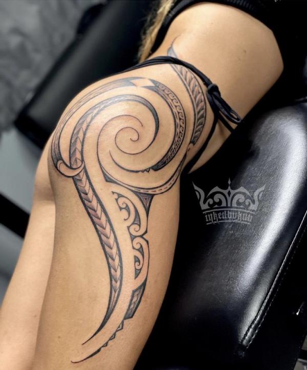 Tribal pattern tattoo on hip for women