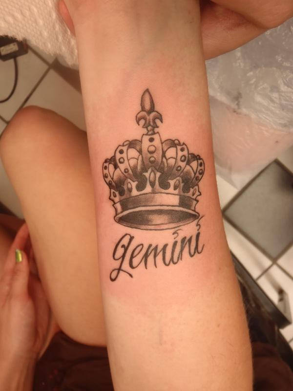 50 Meaningful Crown Tattoos | Cuded