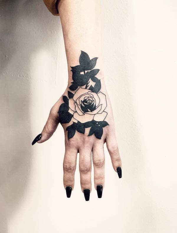 32 Fantastic Flowers Tattoos On Wrists