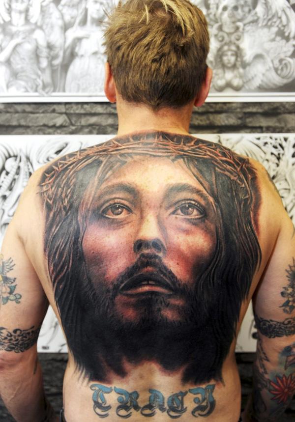 Tattoo fan finds face of Jesus on his shirt after £900 ink job | Metro News