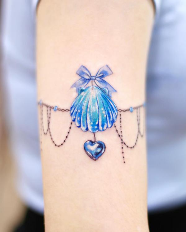 Blue bow and shell with heart pendant