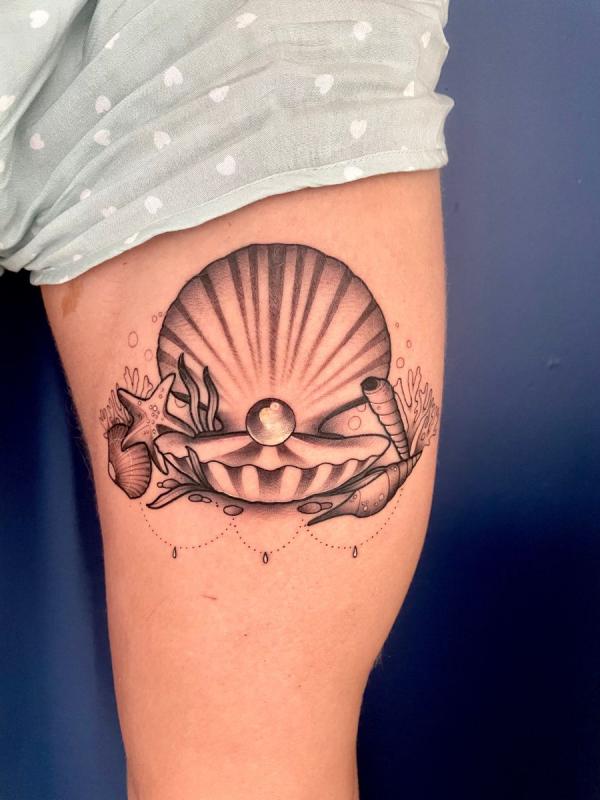 Pearl in shell with pendant tattoo