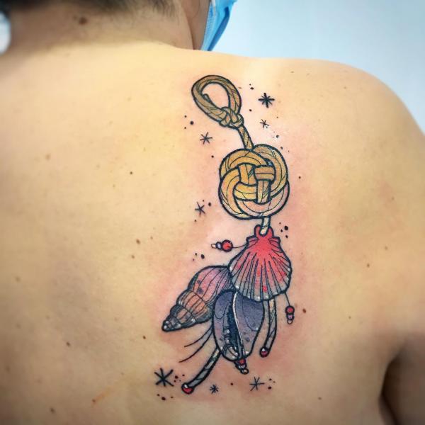 Shell pendant with stars tattoo