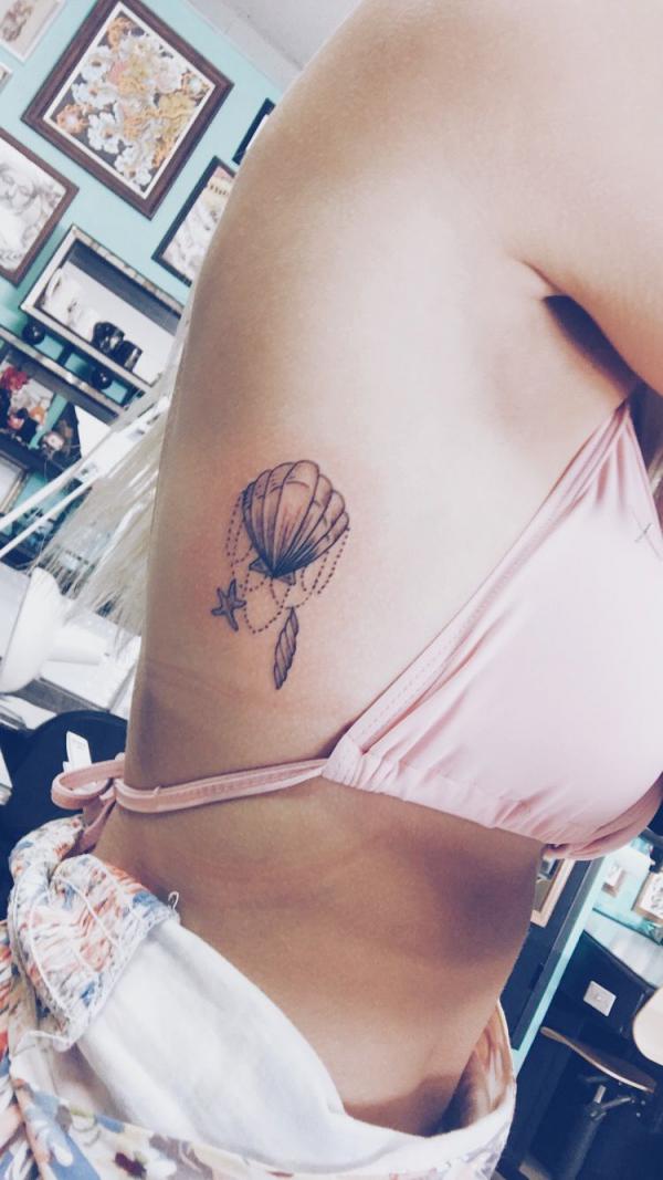 Small shell with startfish pendant side tattoo