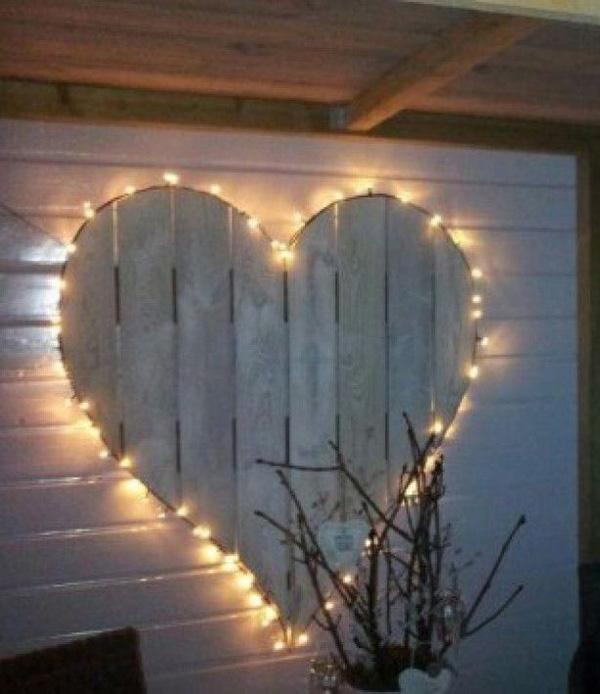 Heart lamp with rope lights and pallet