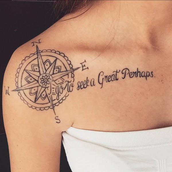 Kompass, gefolgt von dem Satz „Ich gehe, um ein großes Vielleicht zu suchen“ auf Chaylee.