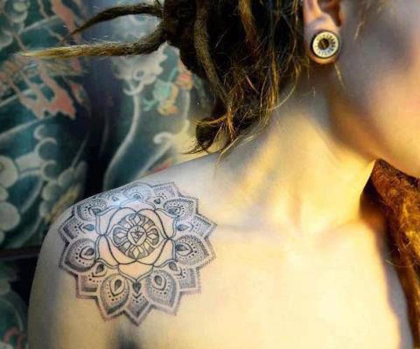 Mandala-Tattoo am Schlüsselbein