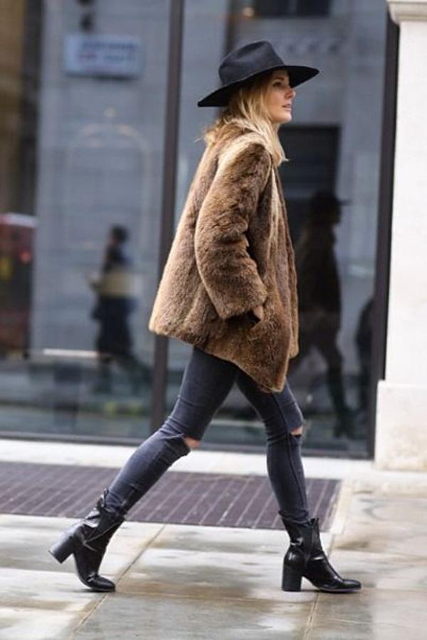 Fur, Denim, Chapeau. Casual Winter Street Style