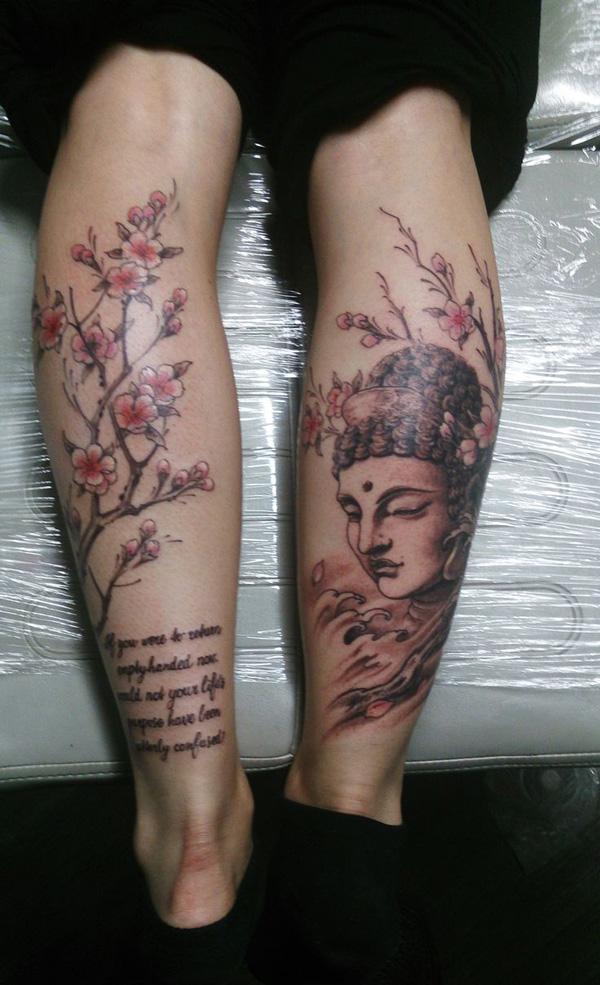 Tatuaggio di Buddha e gambe di fiori di ciliegio