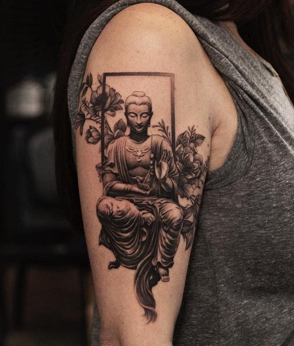 Buddha meditációban tetoválás virágokkal