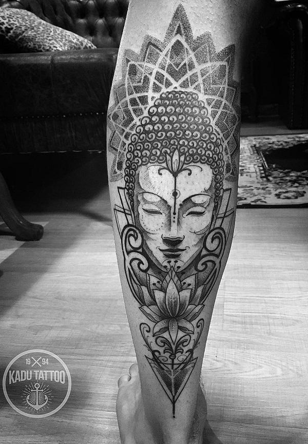 Tatuaggio in scala reale con Buddha, loto e mandala su polpaccio