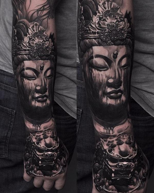 Buddha Blackwork Tattoo vom Unterarm zur Hand