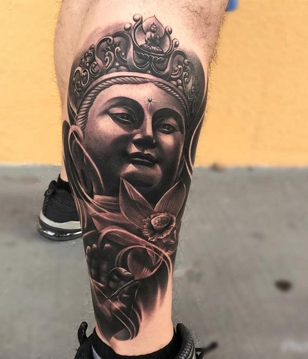 Boeddhistische glimlach terwijl hij de bloem vasthoudt been tattoo