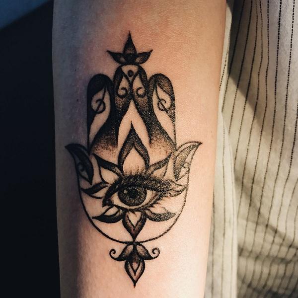 63+ Dainty Hamsa Hand Tattoos To Keep The Evil Eye Away |  Spiritustattoo.com | Hamsa hand tattoo, Hand tattoos, Hamsa tattoo design