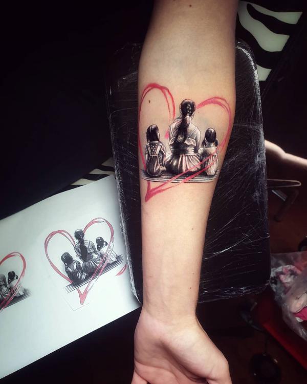 Mother and daughters love tattoo