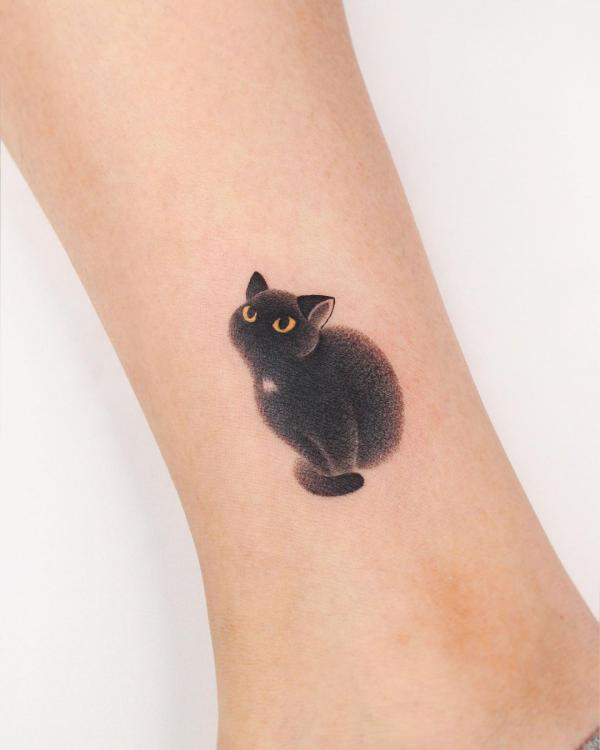 Miniature tattoo of a cat with Vigilant eyes