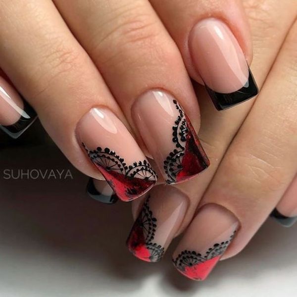 Lace-decorated nails with black and scarlet gradient nail tips. 