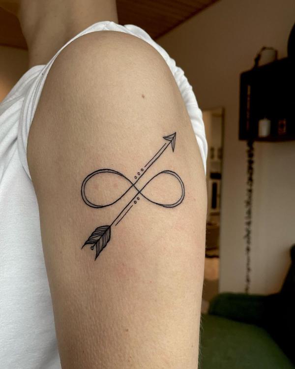 Upper arm tattoo with an infinity arrow