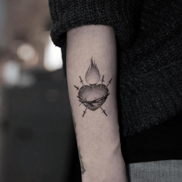 Daggers pierced Sacred heart black and grey
