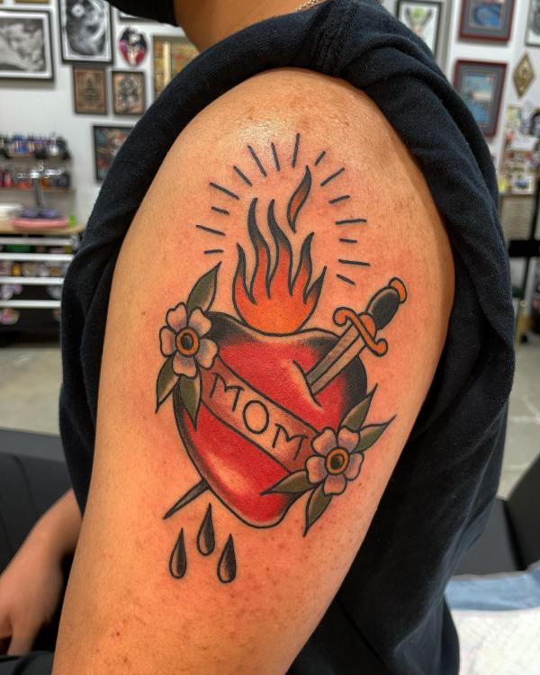 Sacred heart with banner bearing the word Mom