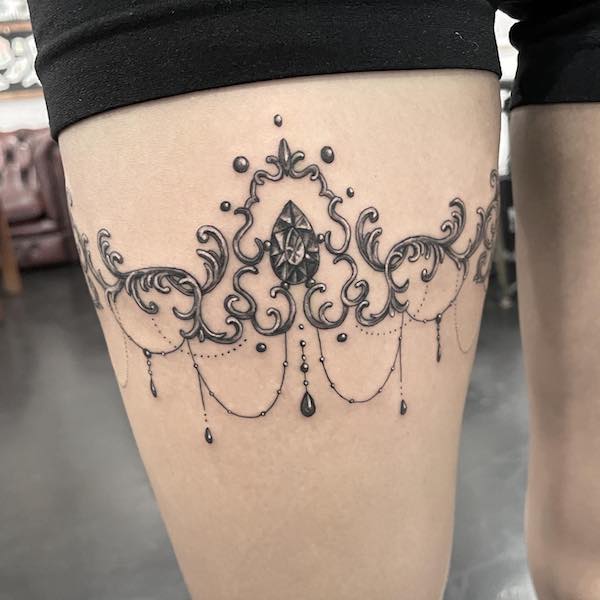 Baroque garter with pendant