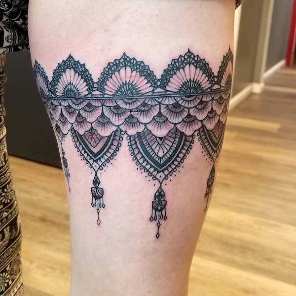 Garter of sun flower lace patten