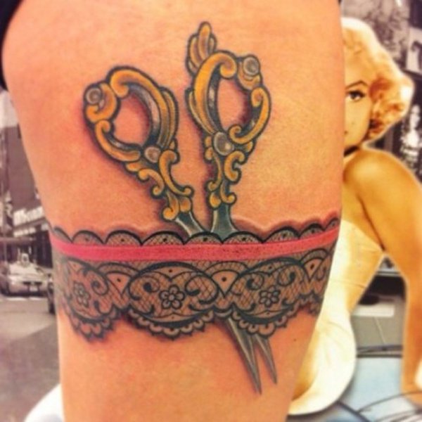 Garter with scissors