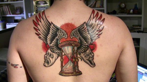 Hourglass with wings and skull