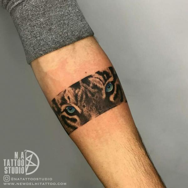 Minimalistic Tiger Finger Tattoo at Rs 599/square inch in Bengaluru | ID:  24446171212