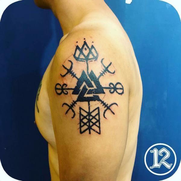 Helm of awe with valknut in the center