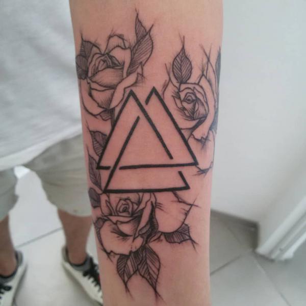 Valknut surrounded by roses