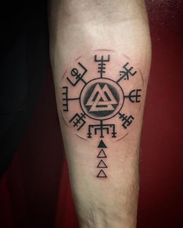 Vegvisir with valknut in the center