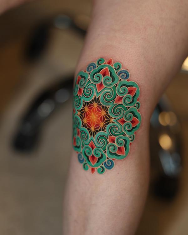 Circular swirl patterns knee tattoo