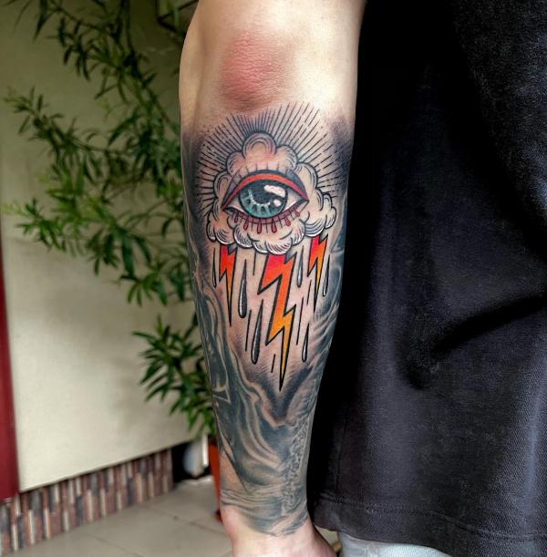 Cloud eye with lightning and thunderbolt