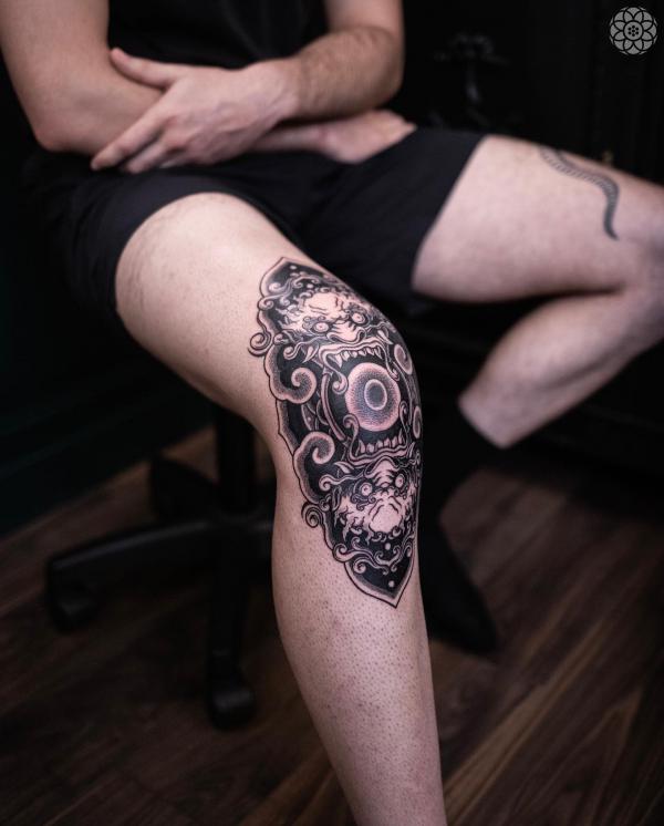 Double Foo dog head above and below knee