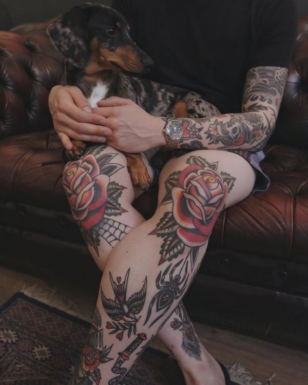 Old school roses tattoo on both knees