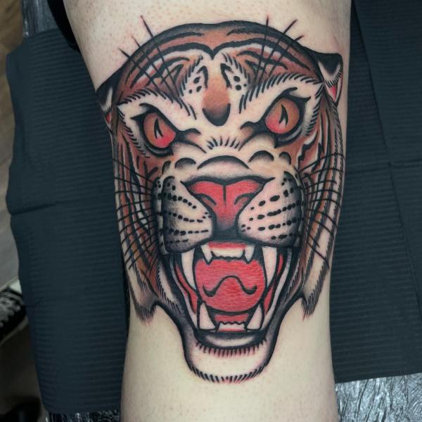 Roaring tiger head