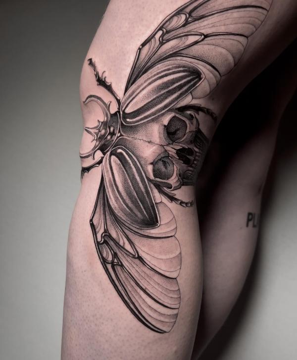 Skull butterfly on the side of knee