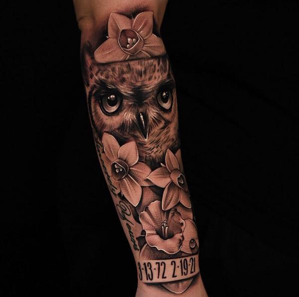 An owl encircled with daffodil flowers