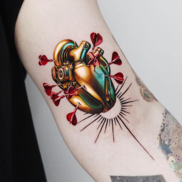 Golden heart pierced arrows
