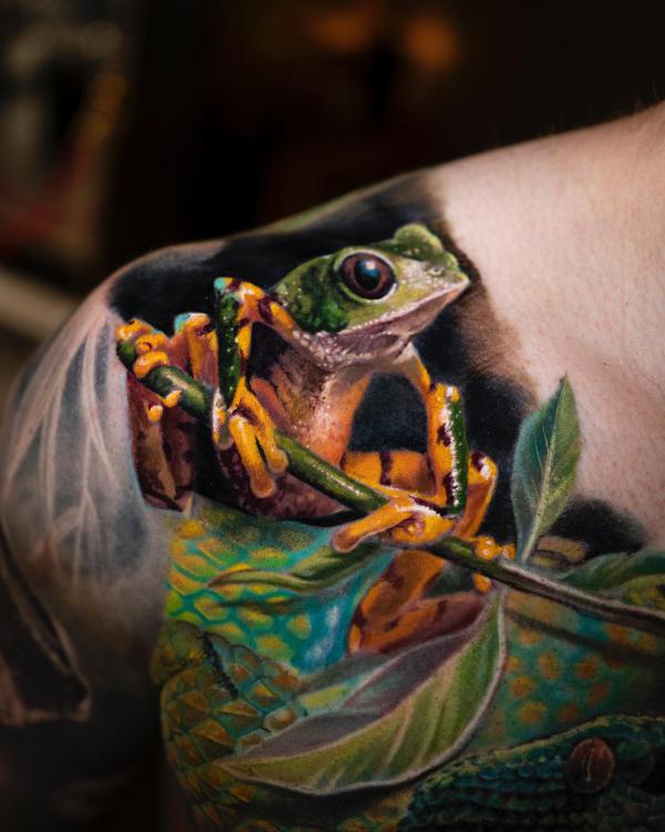 Realistic frog shoulder tattoo