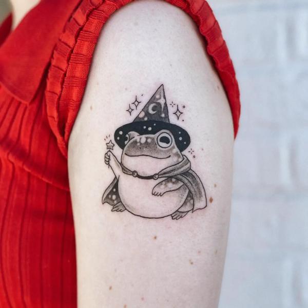 Small frog with starry wizard Hat