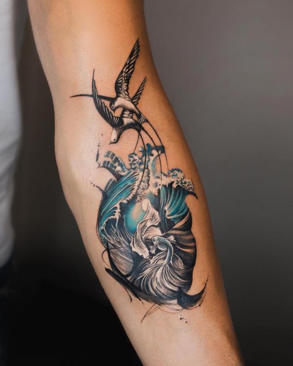 Wavelike heart with a pair of fish and swallows