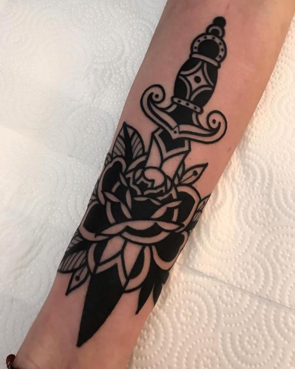 Black old school dagger and rose