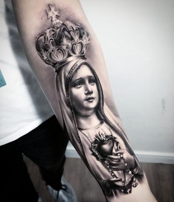 Virgin Mary with a crown and an immaculate heart